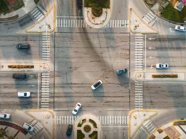 Vehículo eléctrico cargando en una estación pública, simbolizando la proyección de autos eléctricos en Chile para 2030.
