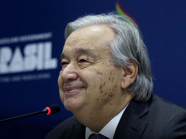 António Guterres en rueda de prensa sobre la COP29, destacando la necesidad de liderazgo climático del G20.