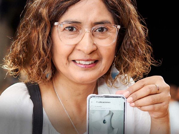 Josefina Pizarro, artesana chilena, exhibiendo sus joyas de cerámica en Nueva York.