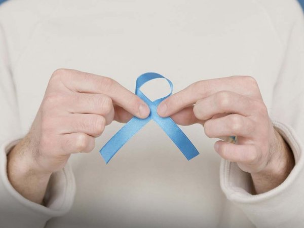 Paciente masculino sometiéndose a un examen preventivo para la detección temprana de cáncer de próstata.