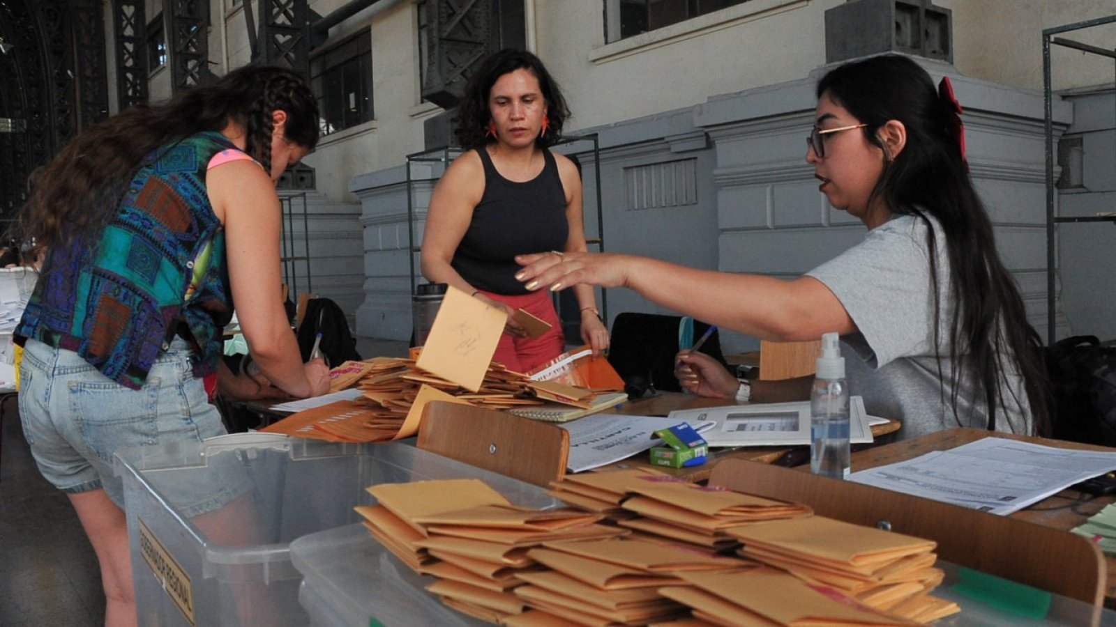 Gente contando votos segunda vuelta gobernadores 2024