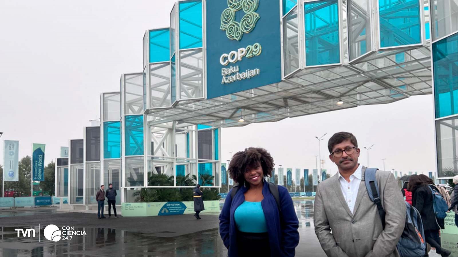 Científicos de la UTalca presentando su sistema de limpieza de agua en la COP29.