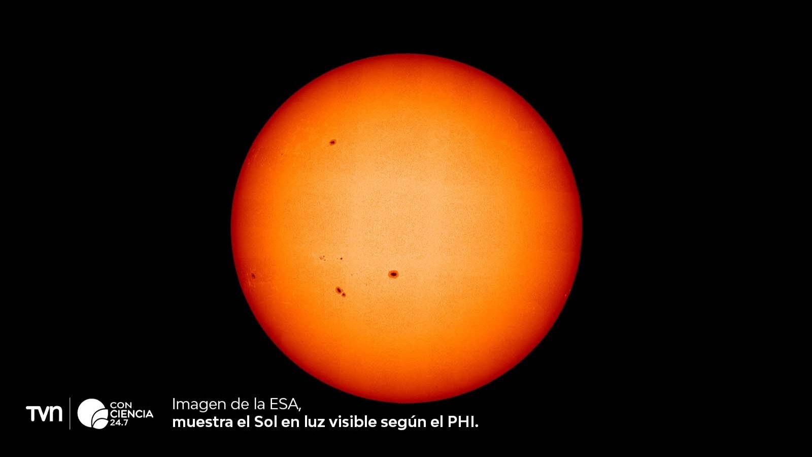 Detalle de la superficie del Sol captado por Solar Orbiter, mostrando su campo magnético y textura granulada.