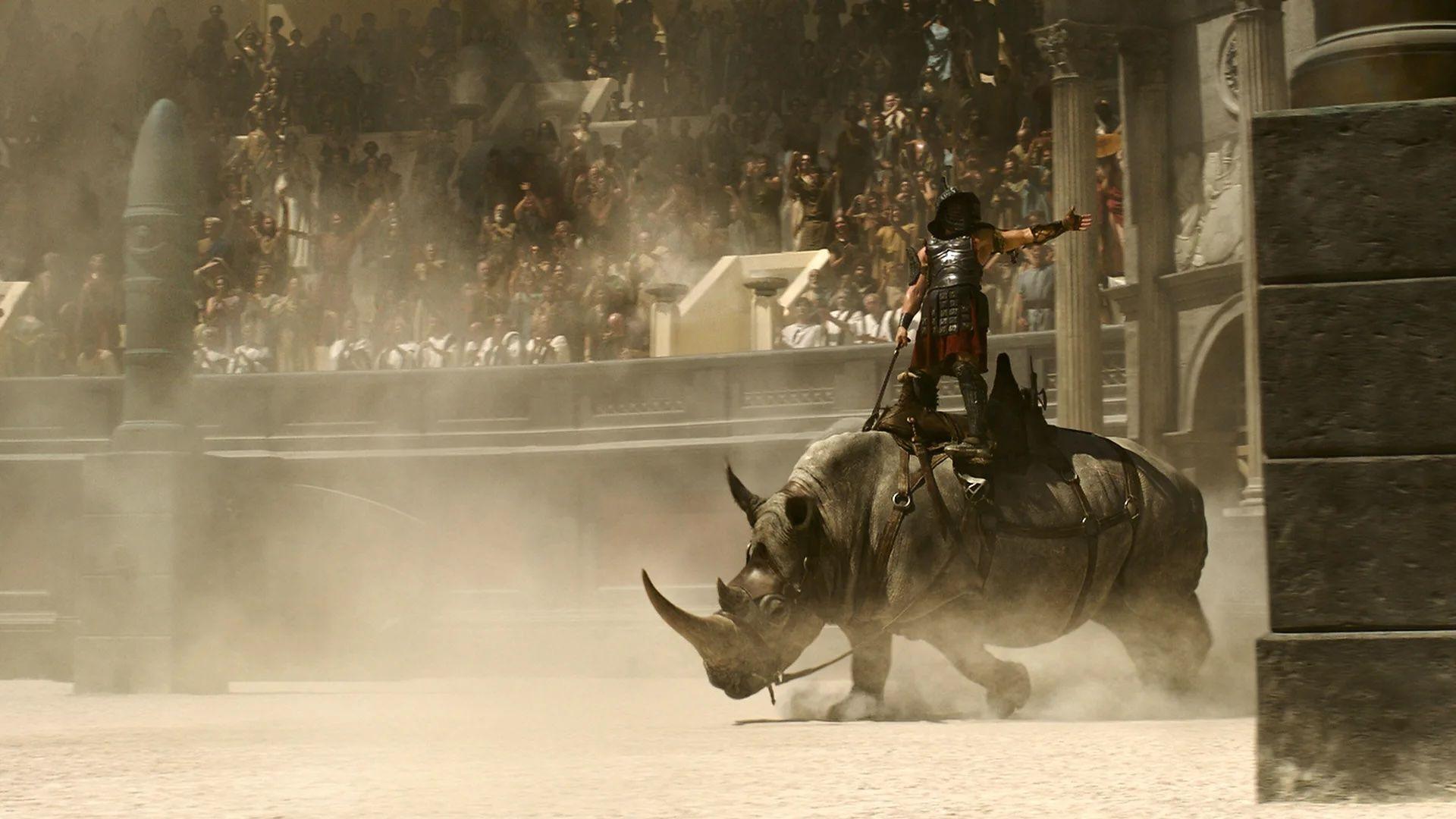 Un gladiador ingresa al coliseo montando un rinoceronte