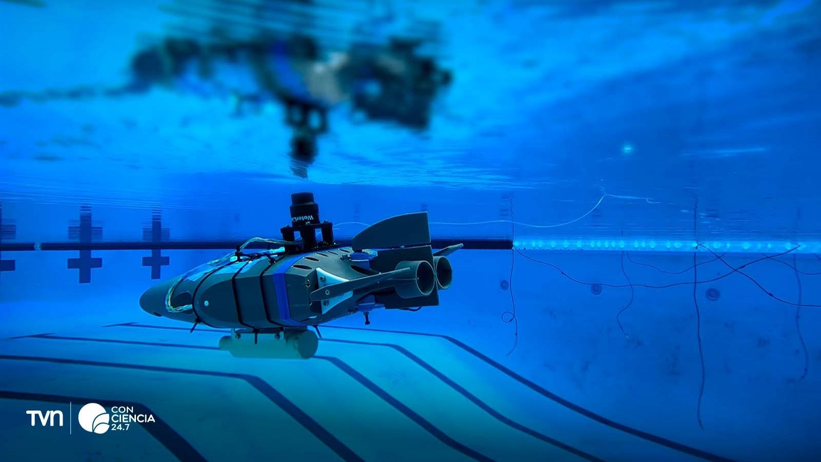 Prototipo de robot submarino SWIM siendo probado en una piscina en Caltech.