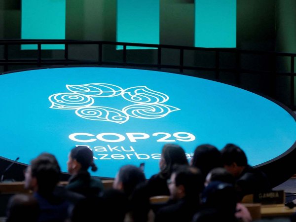 Reunión de líderes en la COP29 en Bakú, discutiendo los desafíos climáticos globales.