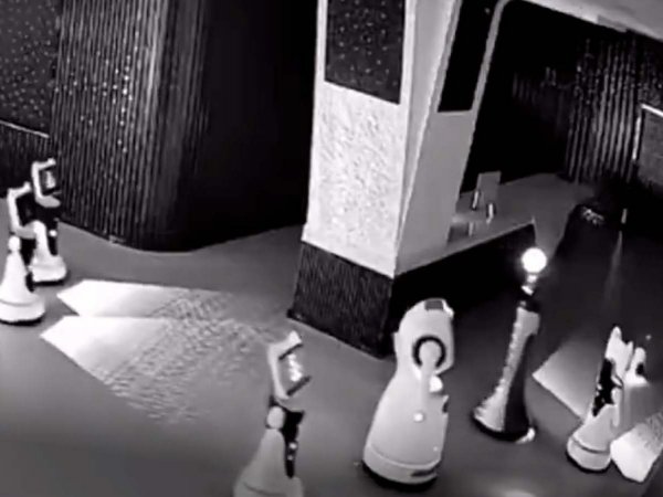 El robot Erbai liderando un grupo de robots más grandes en una sala de exposiciones en Shanghai.