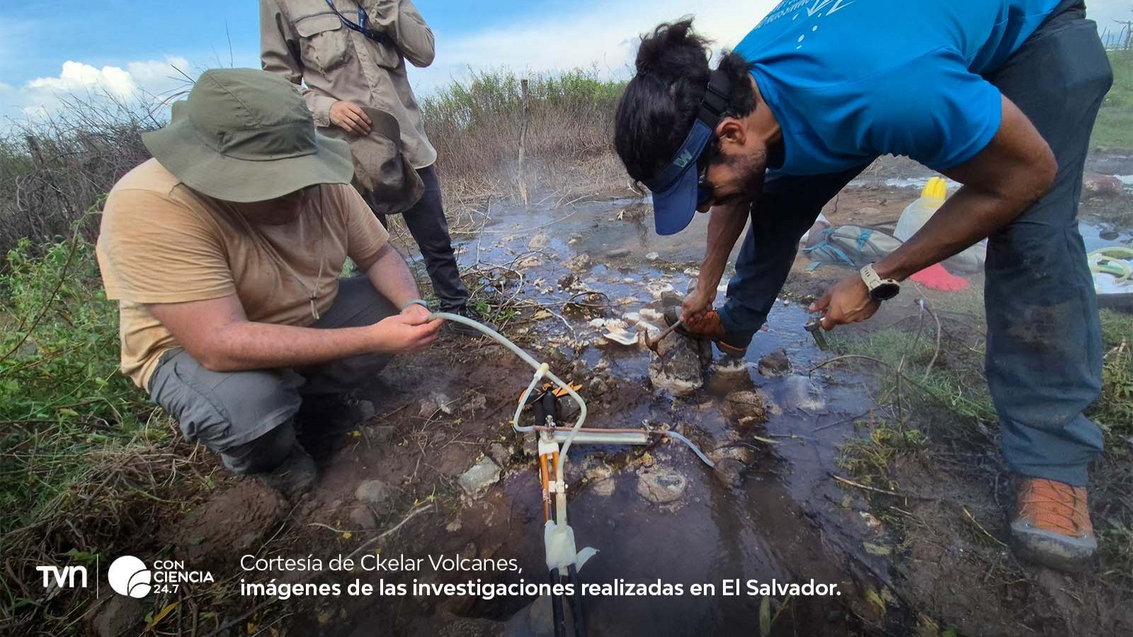 Científicos chilenos realizando muestreo en la Laguna de Alegría, una de las áreas volcánicas de El Salvador.