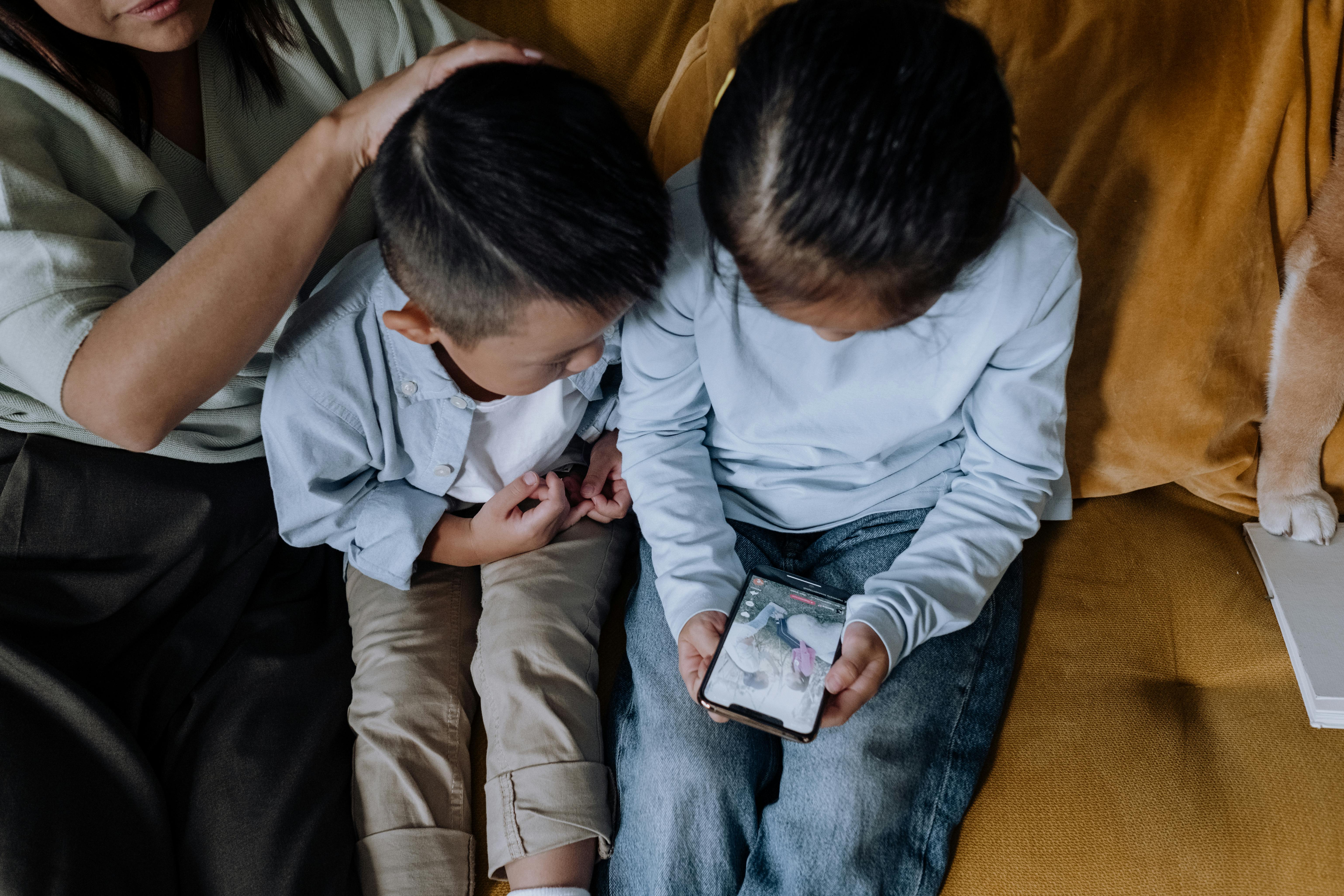 Niños usando el telefono