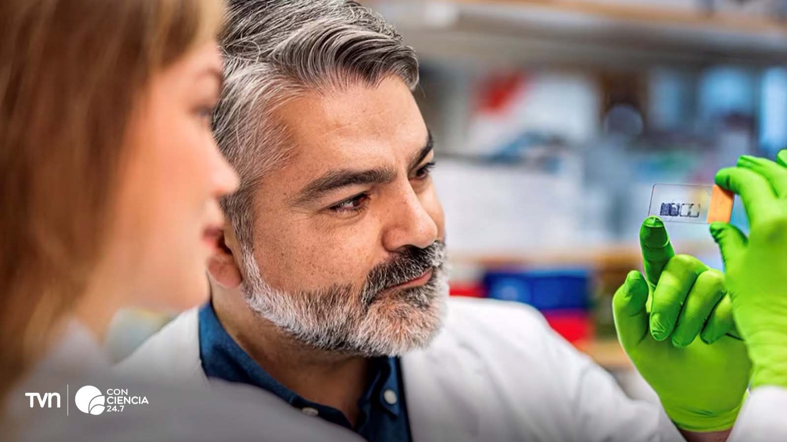 Dr. Eduardo Villablanca, inmunólogo chileno, liderando investigaciones en el Instituto Karolinska de Suecia.