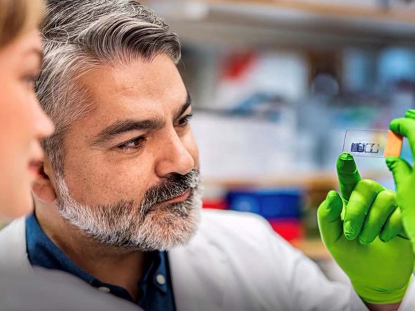 Dr. Eduardo Villablanca, inmunólogo chileno, liderando investigaciones en el Instituto Karolinska de Suecia.