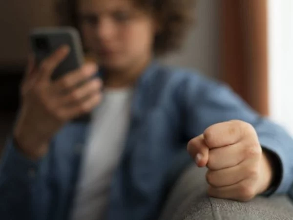 Joven en redes sociales