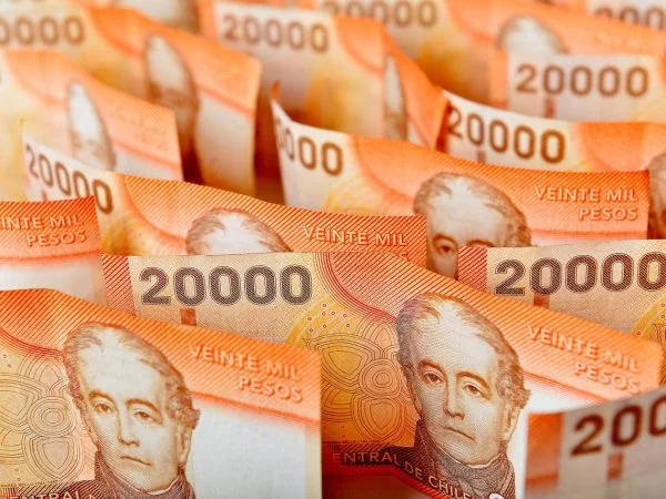 Billetes de 20 mil pesos. Foto referencial de los pagos del Subsidio Empleo Joven (SEJ)