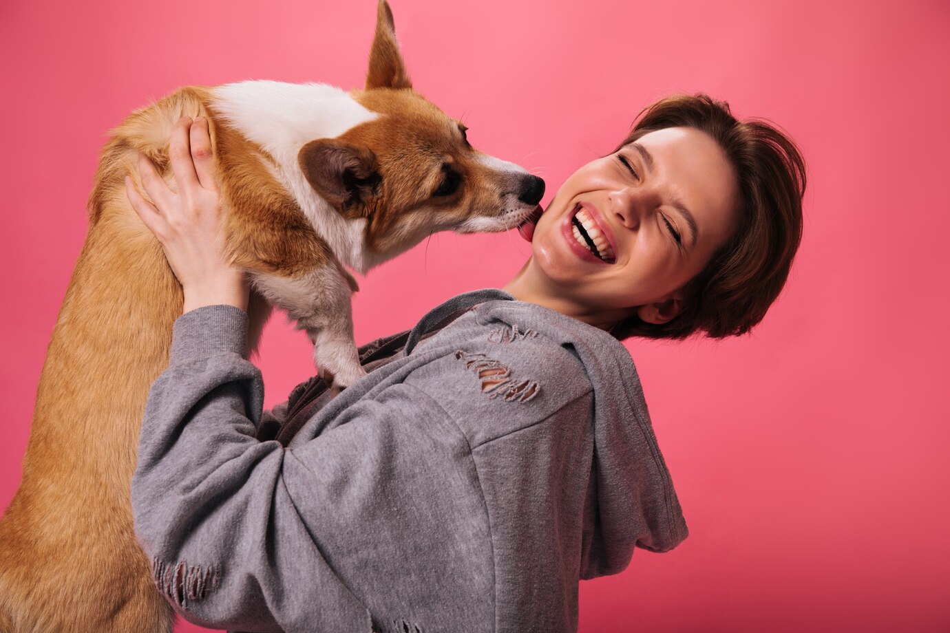 Niña feliz con perro