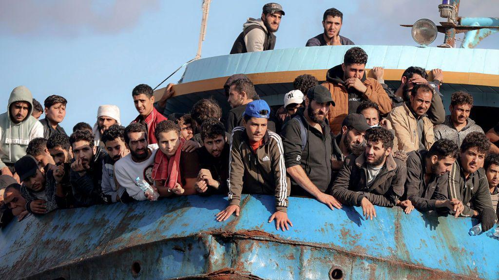 Refugiados y migrantes rescatados a bordo de un barco en el suroeste de la isla de Creta, en Grecia, el 22 de noviembre de 2022.