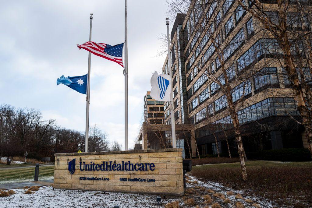 Oficinas centrales de UnitedHealthcare con las banderas izadas a media asta.