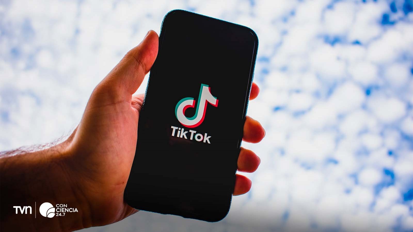 Imagen de teléfono usando TikTok.