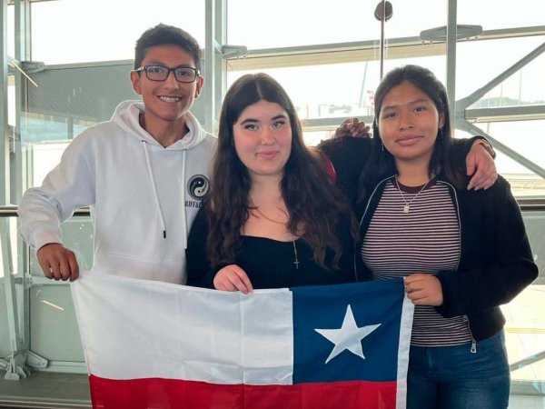 Estudiantes chilenos junto a autoridades en su despedida hacia los Premios Nobel en Suecia.