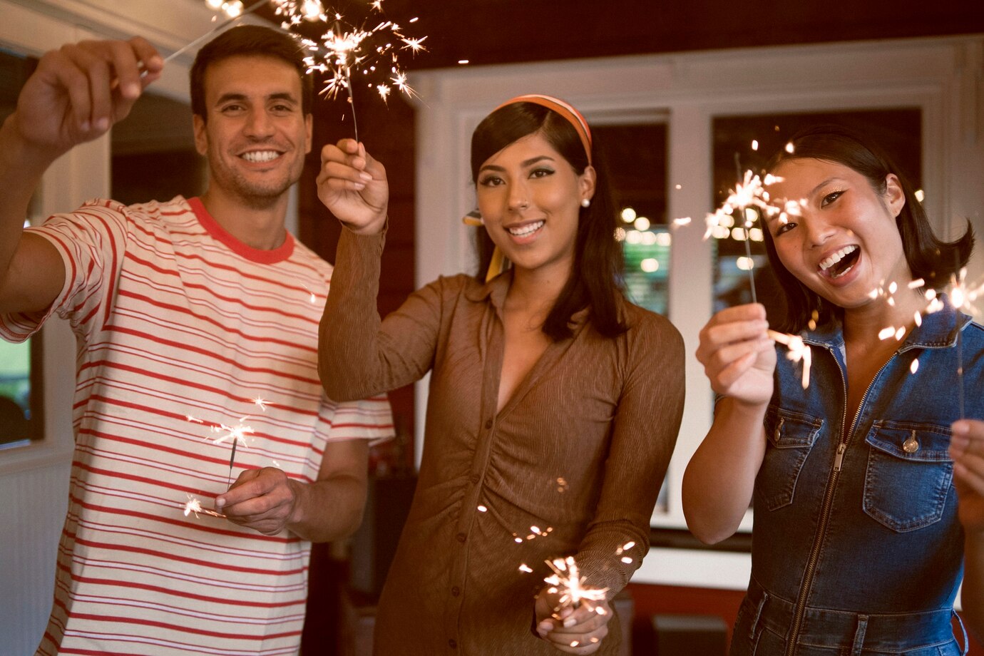 Amigos celebrando año nuevo