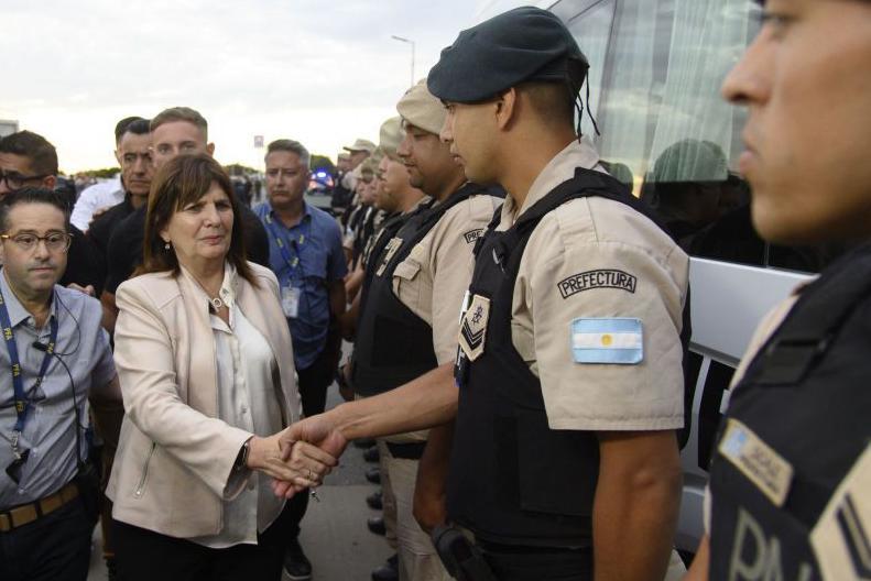 Patricia Bullrich saluda a fuerzas federales en Rosario