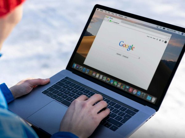 Personas utilizando dispositivos móviles para explorar las tendencias de búsqueda en Chile durante 2024.