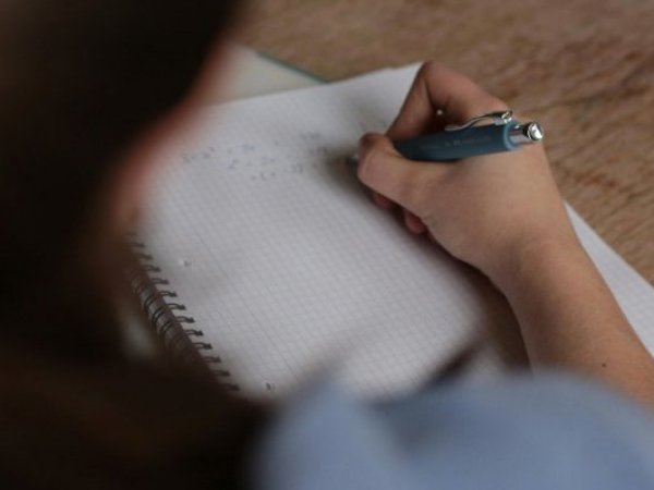 Persona aprendiendo matemáticas