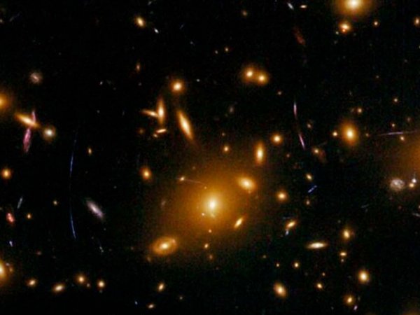 Ilustración de lentes gravitacionales mostrando la trayectoria distorsionada de la luz en el espacio.