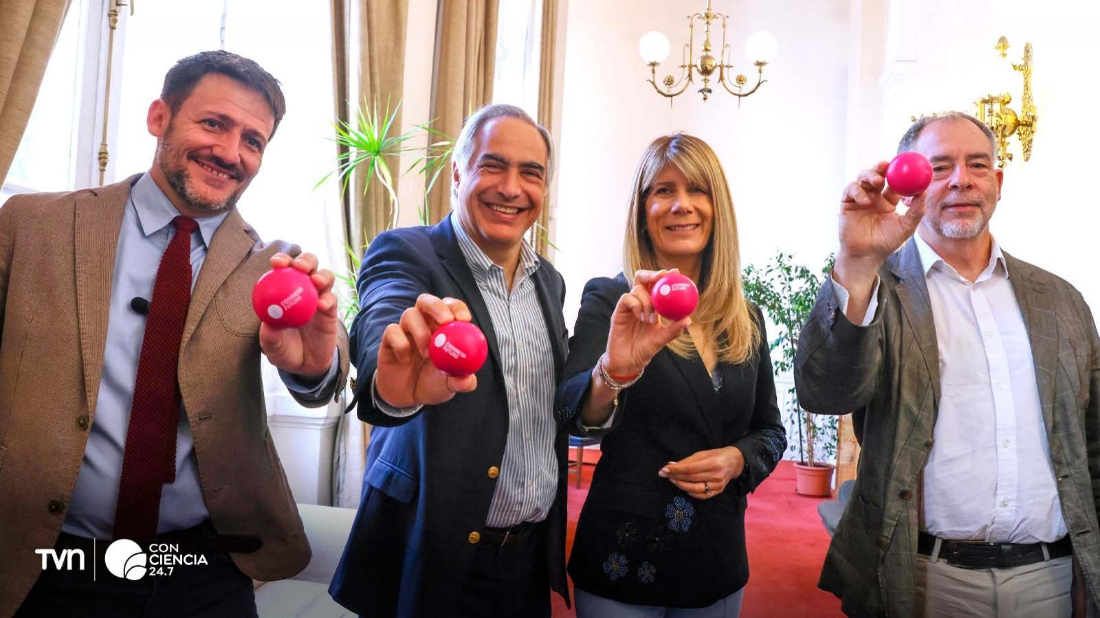 Delegación chilena y marroquí debatiendo en Congreso Futuro Marruecos sobre desafíos globales como cambio climático y tecnología.