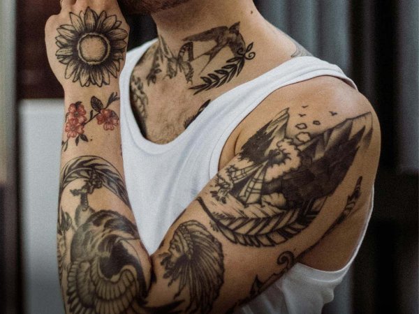 Modelo con tatuajes mostrando las diferentes percepciones de atractivo.