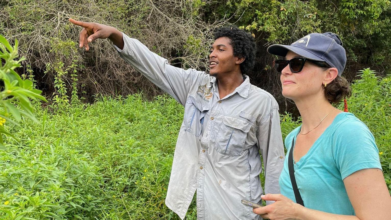 Marieka Brouwer Burg con un asistente de campo local, Melvin Quilter, realizando un estudio en los humedales del santuario.