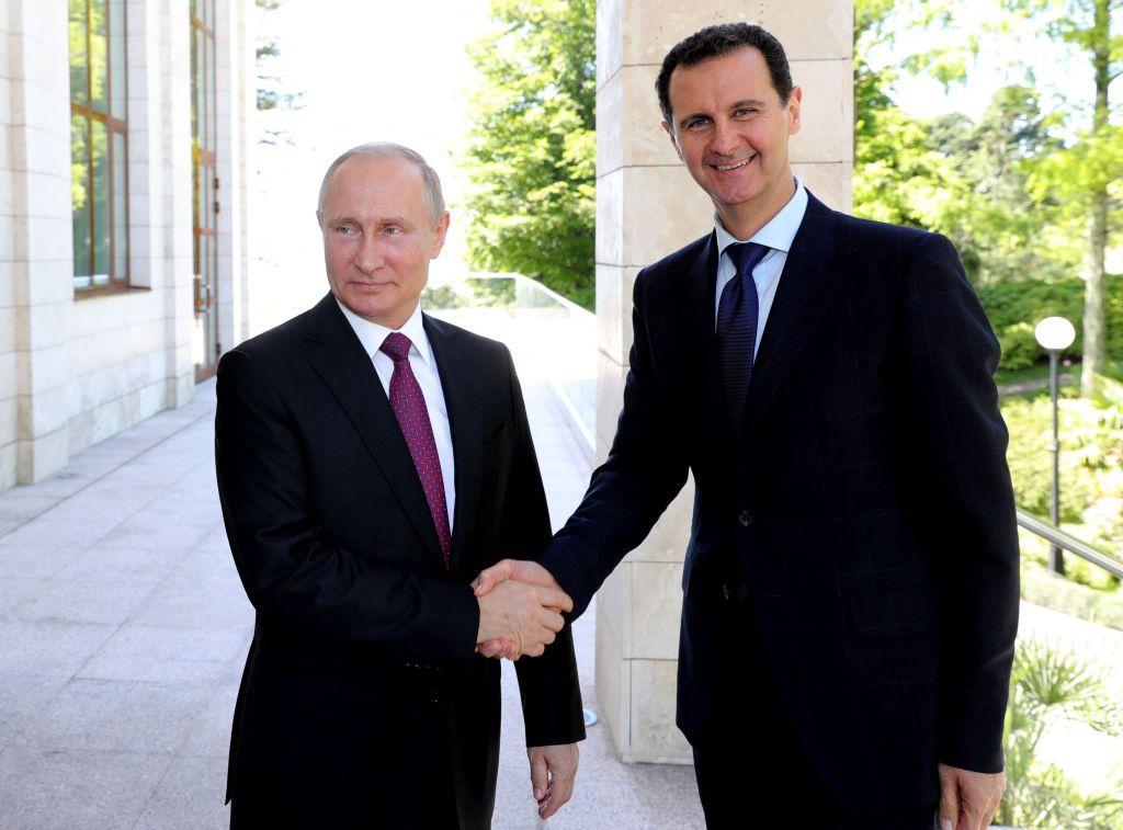 Putin y Bashar al Assad se dan la mano