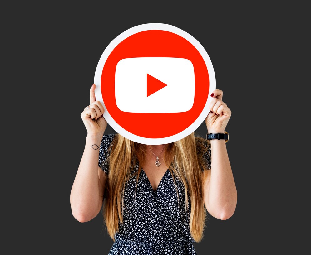 Mujer sosteniendo logo Youtube