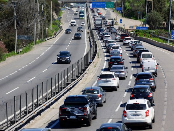 Salida masiva de autos de la capital para Navidad y Año Nuevo. Peaje a luca