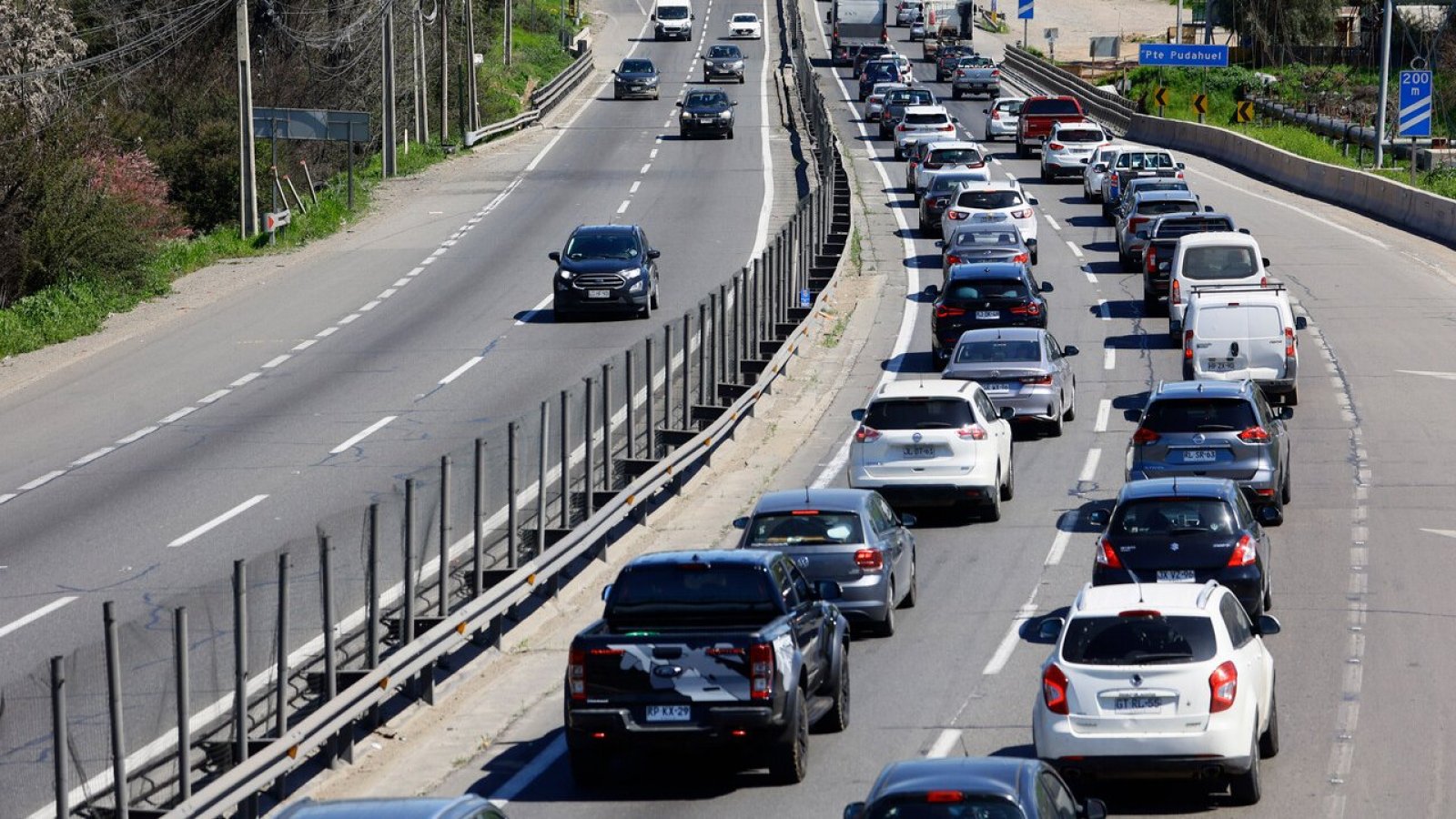 Salida masiva de autos de la capital para Navidad y Año Nuevo. Peaje a luca