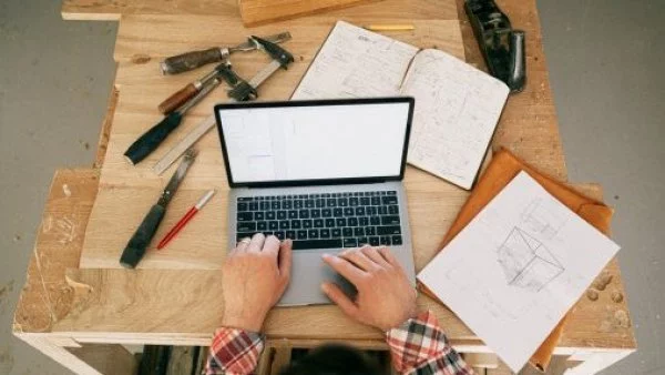 Empleos Públicos. Persona trabajando en una mesa de construcción.