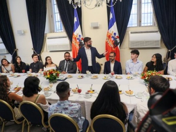 Presidente Boric junto a puntajes nacionales PAES