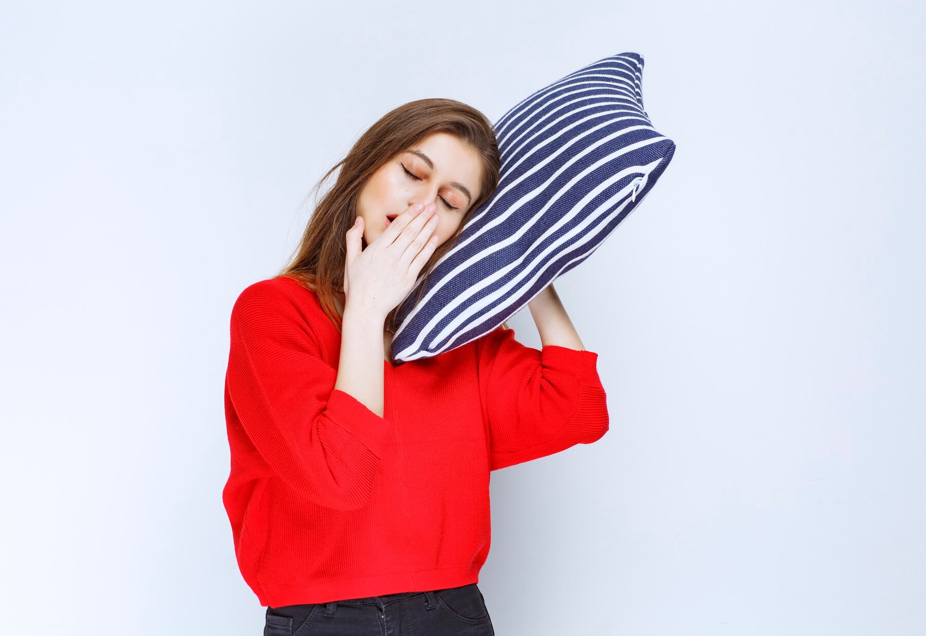 Sueño. Mujer abrazando almohada