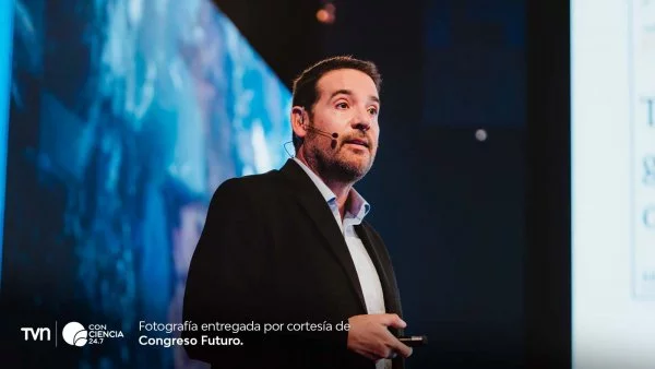 Pablo Garcia-Chevesich hablando sobre la crisis hídrica en Chile en el Congreso Futuro 2025.