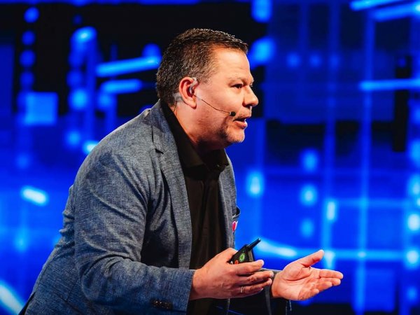 Wilson Pais reflexionando sobre el futuro de la inteligencia artificial en Congreso Futuro 2025.