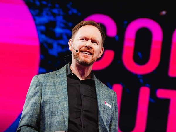 Mike Bechtel compartiendo su visión sobre humanos y tecnología en Congreso Futuro 2025.