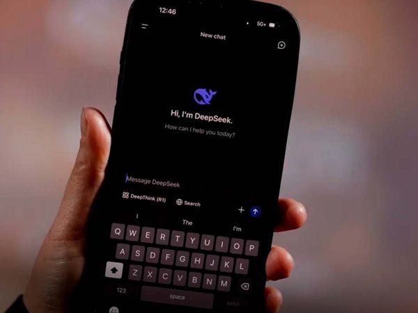 DeepSeek, la IA china, es bloqueada en Italia por falta de transparencia en el uso de datos personales.