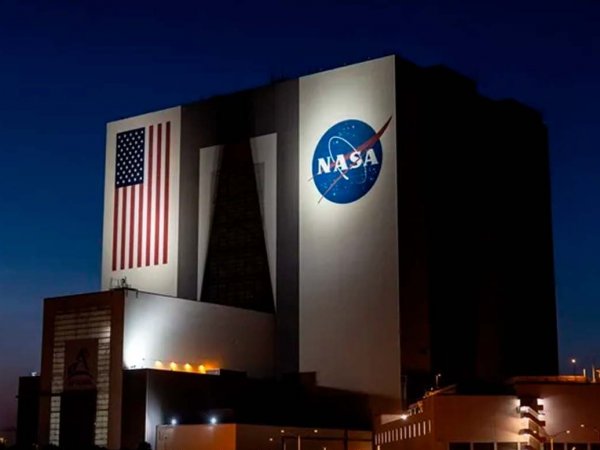 Representación del telescopio SPHEREx mapeando el universo en luz infrarroja.