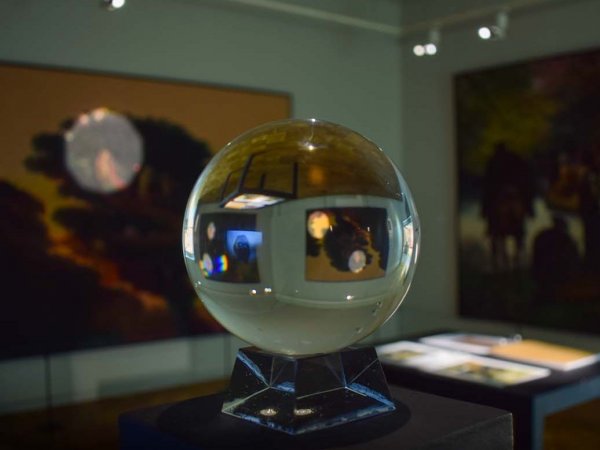 Instalación lumínica y sonora en la exposición 'Del rayo al efecto tardío del trueno' en la Universidad de Concepción.