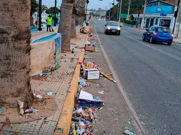 Basura plástica acumulada en la playa de El Quisco, enero 2025.