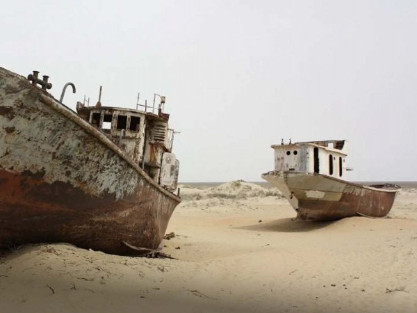 El lecho seco del mar de Aral, transformado en un desierto tóxico, con barcos varados en la arena.