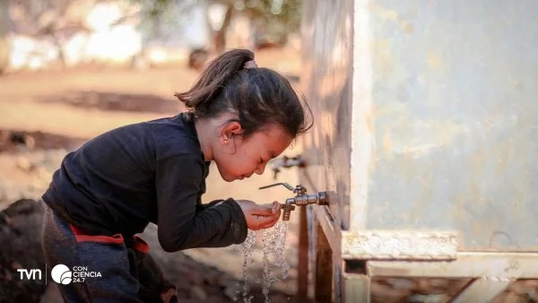 Niña sufriendo las fuertes temperaturas globales.