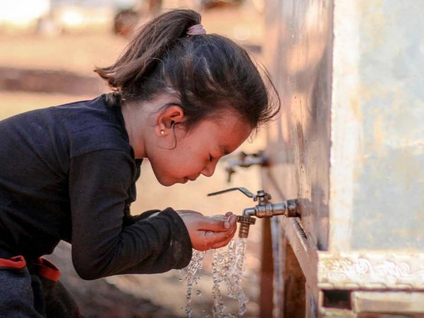 Niña sufriendo las fuertes temperaturas globales.