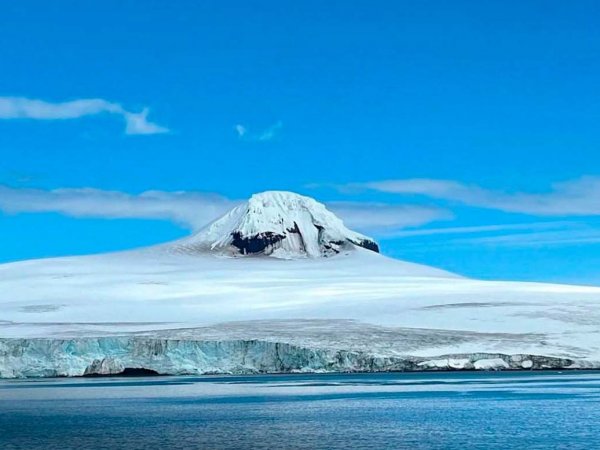 Imagen aérea de la Antártica con zonas destacadas en colores, representando la biodiversidad poco explorada del continente.