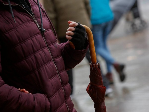 Persona con paraguas. Lluvias y precipitaciones.
