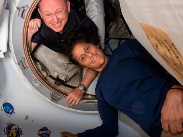 Astronautas Suni Williams y Butch Wilmore en la Estación Espacial Internacional.